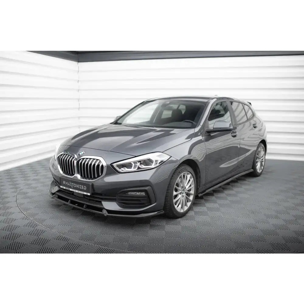 Spoiler på BMW 1 F40 V.1 med mørk grå lakk, krom grill og moderne frontlykter, sett skrått forfra.