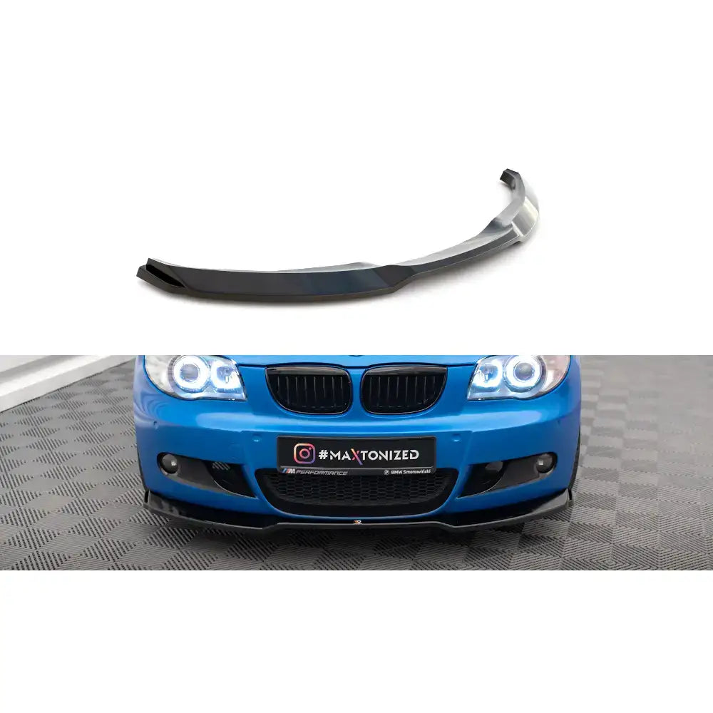 Frontspoiler BMW E87 1 M-Pack Facelift V.1 sort plast, avbildet både løst og montert på blå bil forfra.