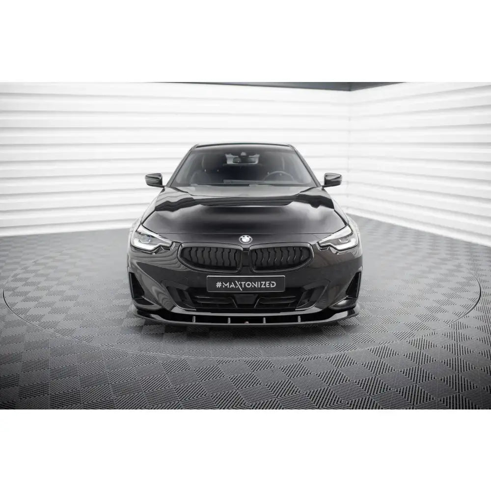 Spoiler på BMW 2 Coupe G42 V.1 sett forfra med sorte detaljer i lyst rom.