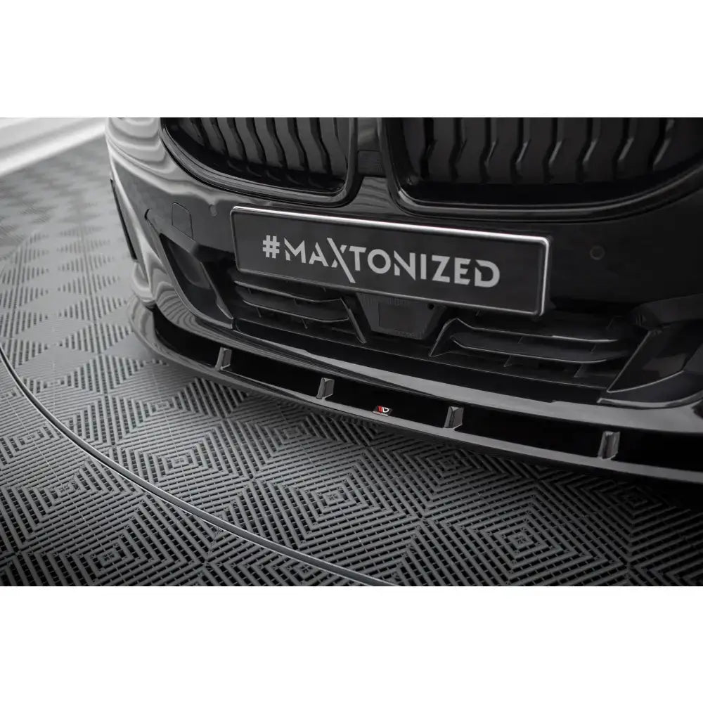 Front splitter på BMW 2 Coupe G42 V.1 i sort blank plast sett forfra med diamantmønstret gulv.