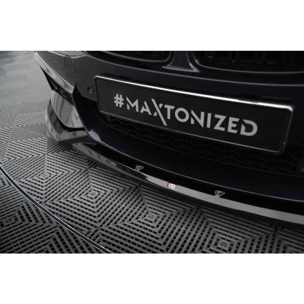 Front splitter til BMW 4 Gran Coupe F36 V.1 M-Pack, sort blank plast montert skrått forfra og nedenfra.