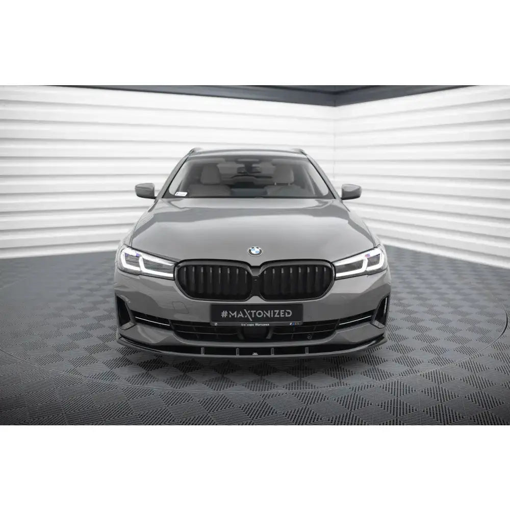 Spoiler til BMW 5 G30/G31 Facelift V.1 sett forfra med sorte grilldetaljer og LED-frontlykter.
