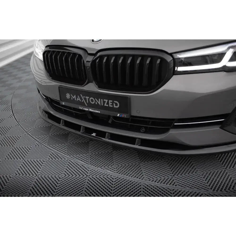 Front splitter på BMW 5 G30 Facelift V.1, nærbilde av front med svart grill og spoilerdetaljer.