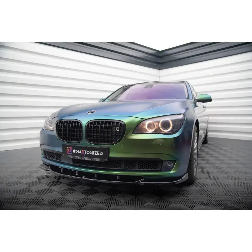 Frontleppe på BMW 7 F01 V.1 med skimrende grønn og blå folie, LED-lykter og svart frontgrill.