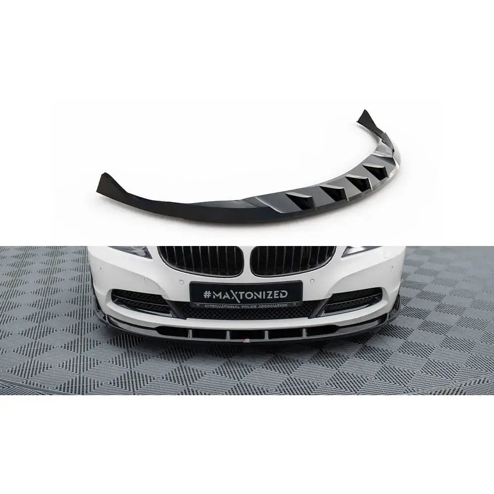 Frontspoiler BMW Z4 E89 V.1 i sort plast, montert på hvit bil med markerte linjer og vingeformede ender.