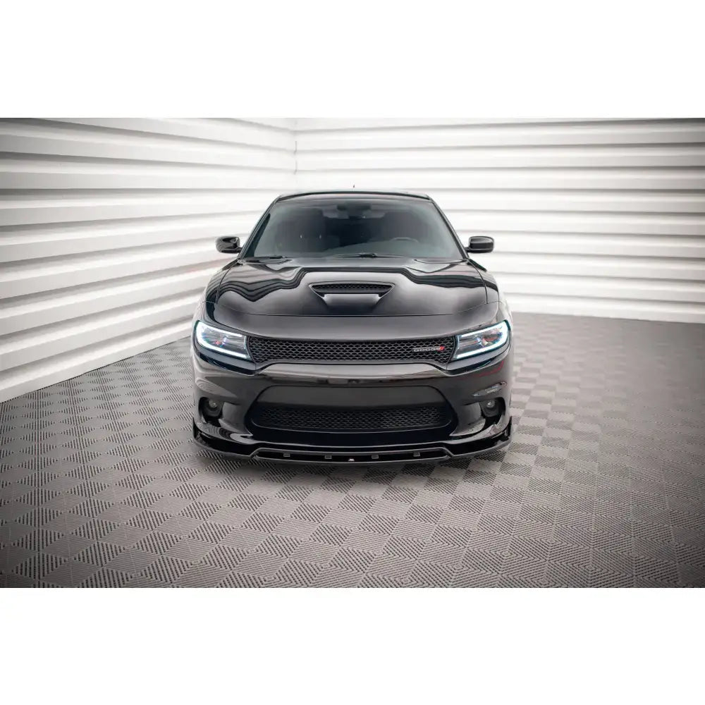 Spoiler på Dodge Charger SRT Mk7 Facelift V.1 sett forfra med LED-lys og panser med luftinntak.
