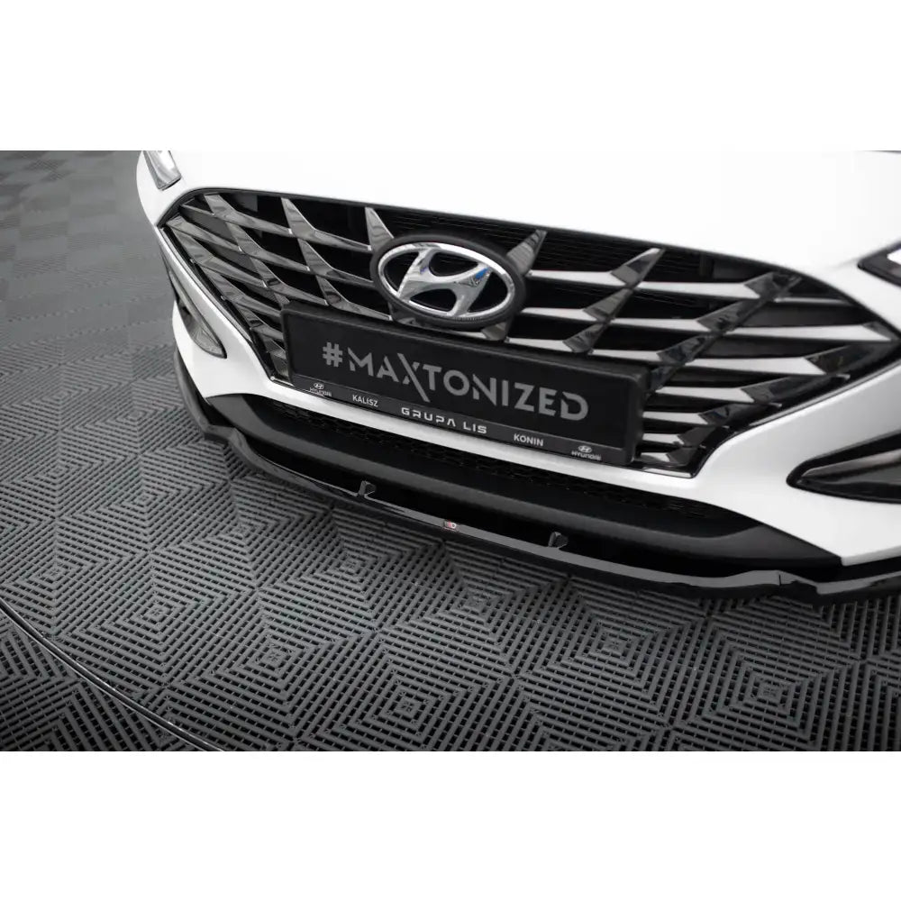 Front splitter Hyundai I30 Mk3 Facelift V.1 nærbilde med sort dekorlist under grillen.