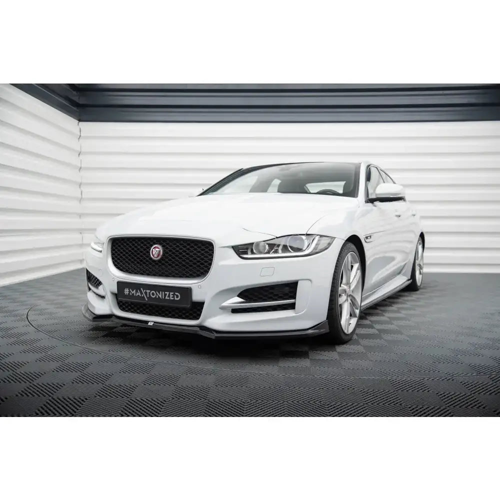 Frontleppe på Jaguar XE R-Sport X760 V.1 med svart grill, luftinntak og sølvfelger sett forfra.