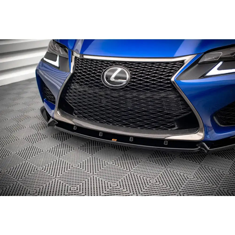 Front splitter på Lexus GS F Mk4 Facelift i blått med sort karbonfiber og kromkantet grill.