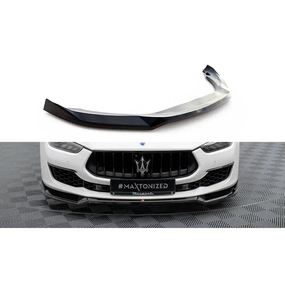 Frontspoiler Maserati Ghibli Mk3 Facelift V.1 i sort blank plast montert på hvit bil, sett forfra.