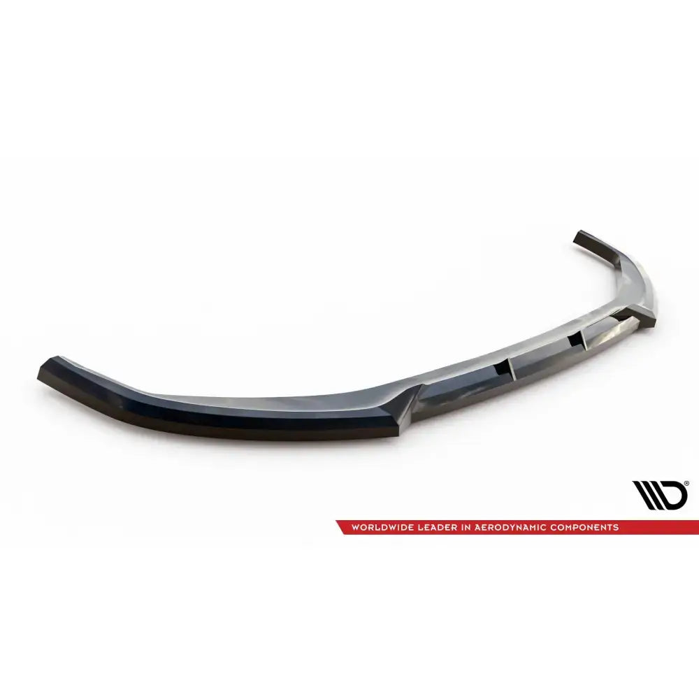 Front lip til Mazda CX-60 Mk1 V.1, sort og buet med skarpe kanter, sett skrått ovenfra mot hvit bakgrunn.