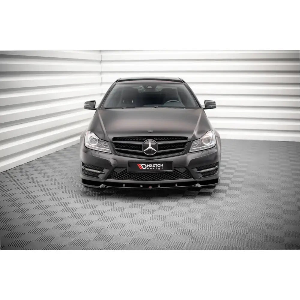 Spoiler til Mercedes C Coupe AMG-Line C204 V.1 montert foran på sort bil med Maxton Design-logo.