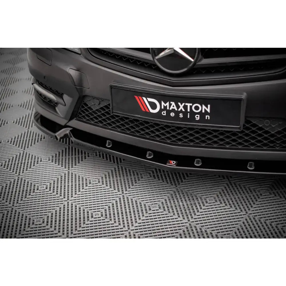Front splitter på sort Mercedes C Coupe AMG-Line C204 med blank finish og Maxton Design-logo.