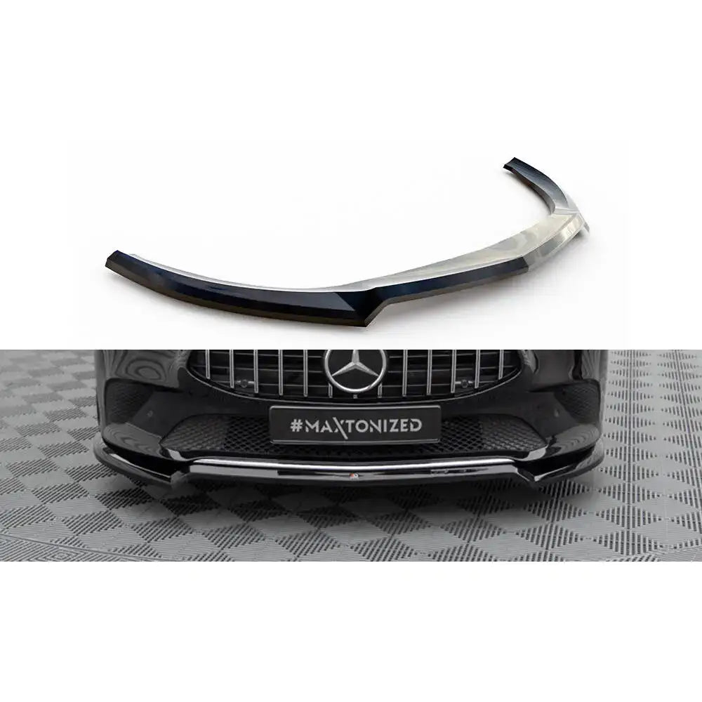 Frontspoiler Mercedes CLA C118 V.1 i sort blank plast, vist montert og separat fra frontperspektiv.