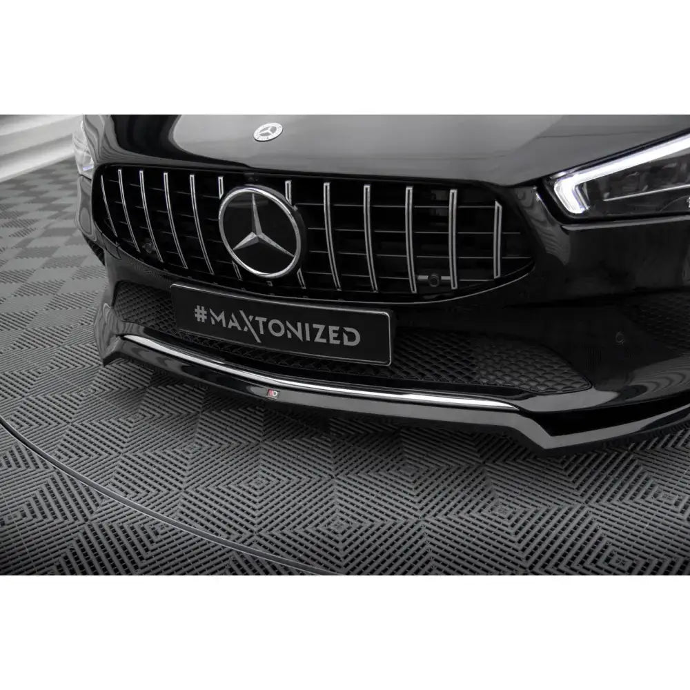 Front splitter på Mercedes CLA C118 V.1 med sort spoiler, krom grill og skilt med teksten #MAXTONIZED.