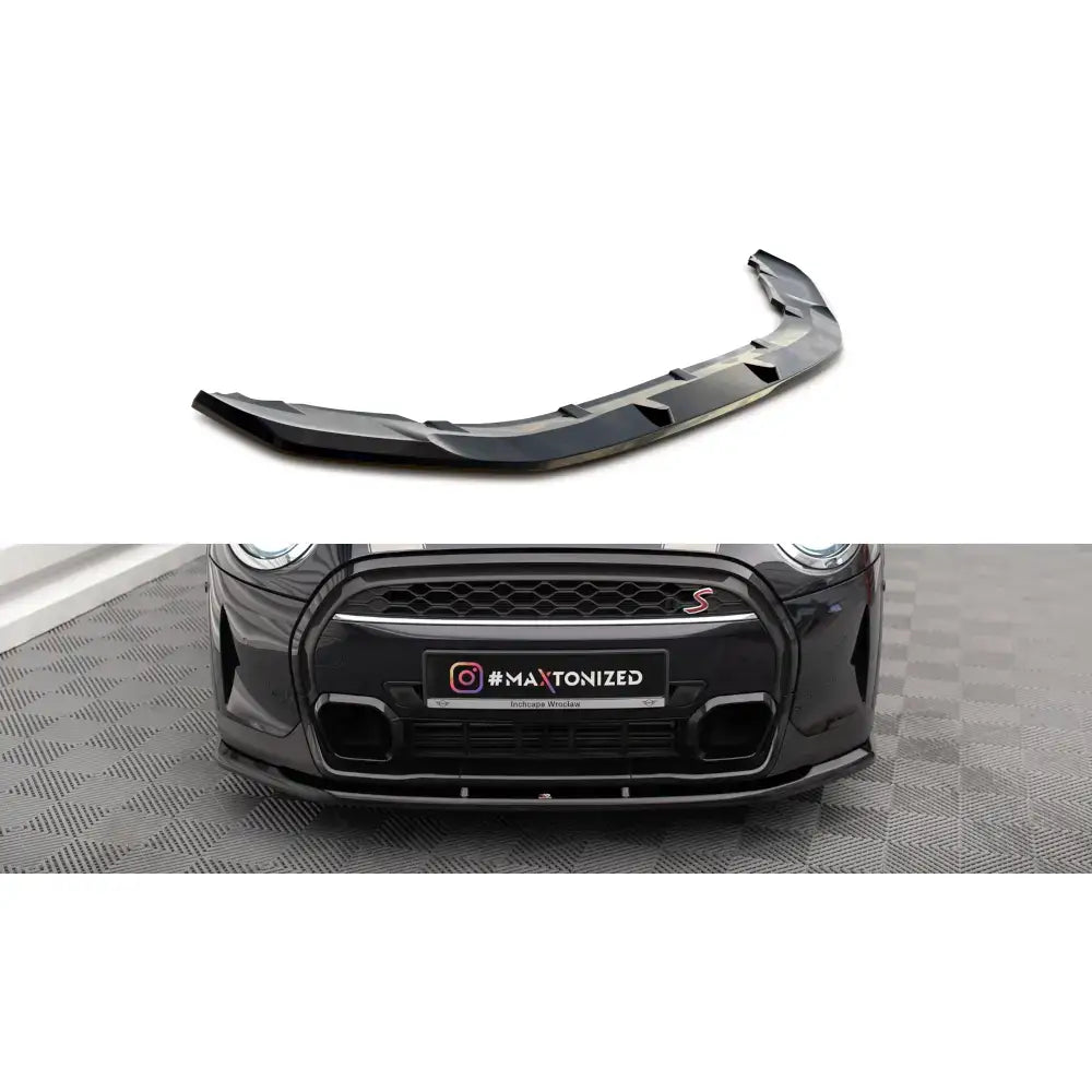 Frontspoiler til Mini Cooper S F56 Facelift V.1, sort plast, vist montert og separat for tydelig passform.