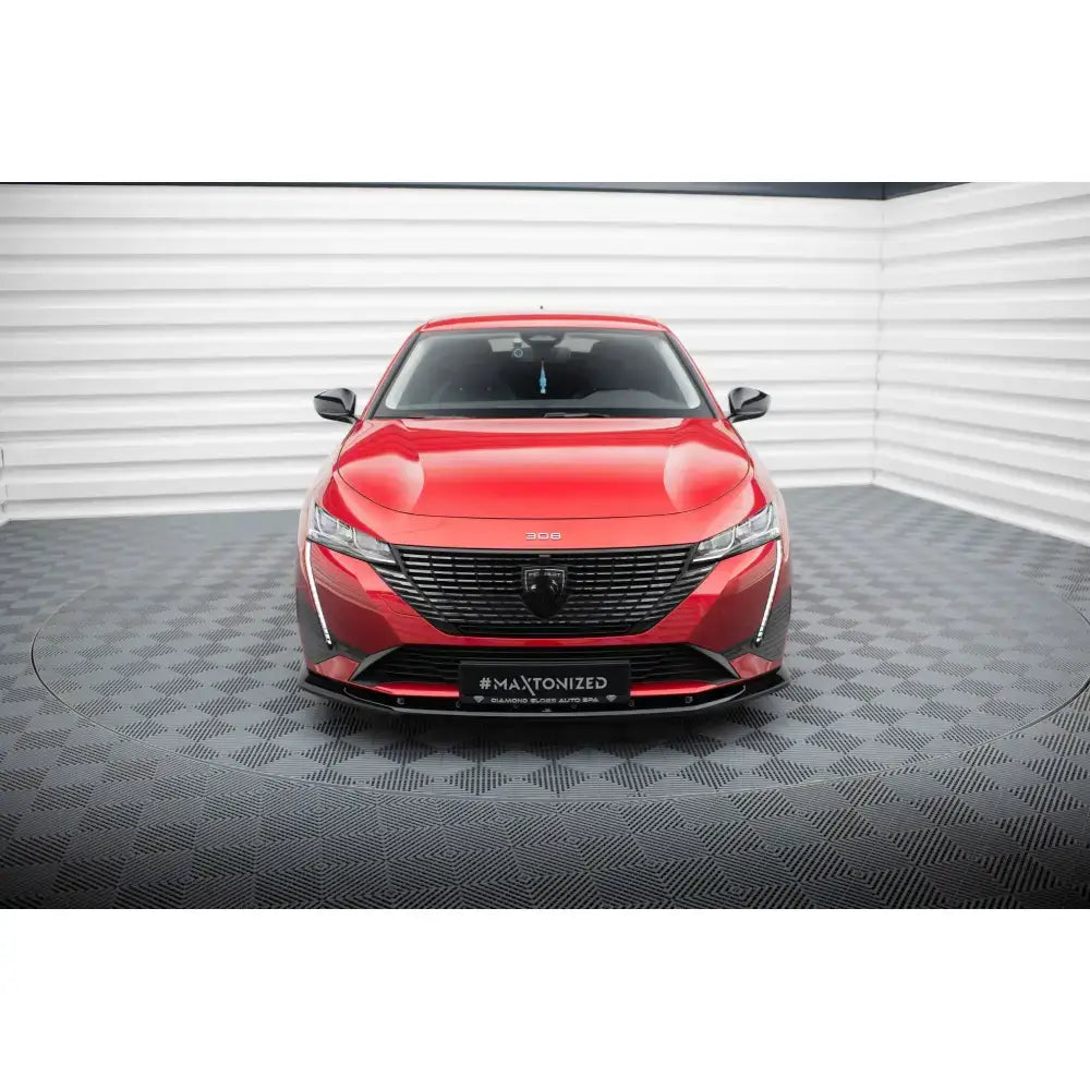 Frontleppe på Peugeot 308 Mk3 V.1, rød bil sett forfra med sorte detaljer på grill og støtfanger.