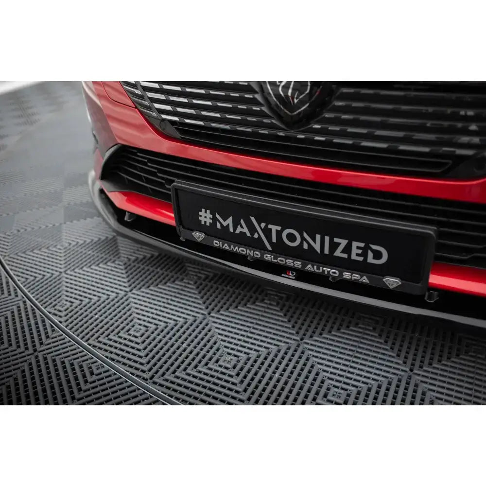 Front splitter på Peugeot 308 Mk3 V.1, nærbilde av rød bil med svart grill og skiltet #MAXTONIZED.