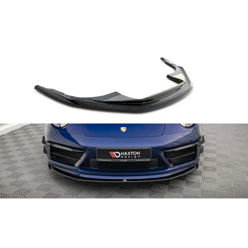 Frontspoiler Porsche 911 Carrera Aero 992 V.1 i sort glanset plast, montert på blå bil sett forfra.