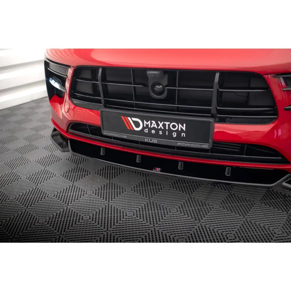 Front splitter på Porsche Macan Mk1 Facelift V.1, sort med flere festepunkter, nærbilde av fronten.