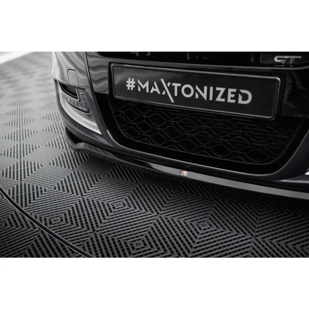 Front splitter på Renault Megane GT Mk3 Facelift V.1 med blank finish og synlig #MAXTONIZED-skilt.