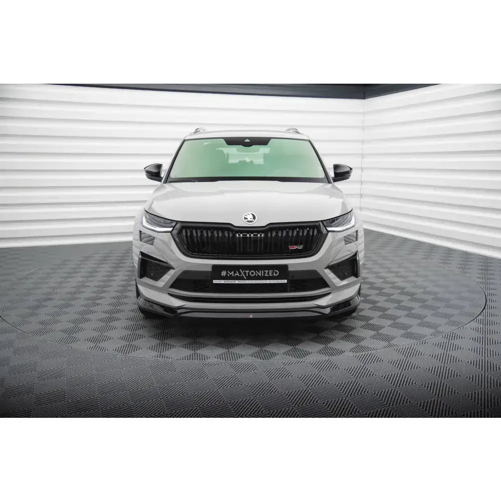 Frontleppe på Skoda Kodiaq RS Mk1 Facelift V.1 sett forfra med sort grill og sportslige detaljer.