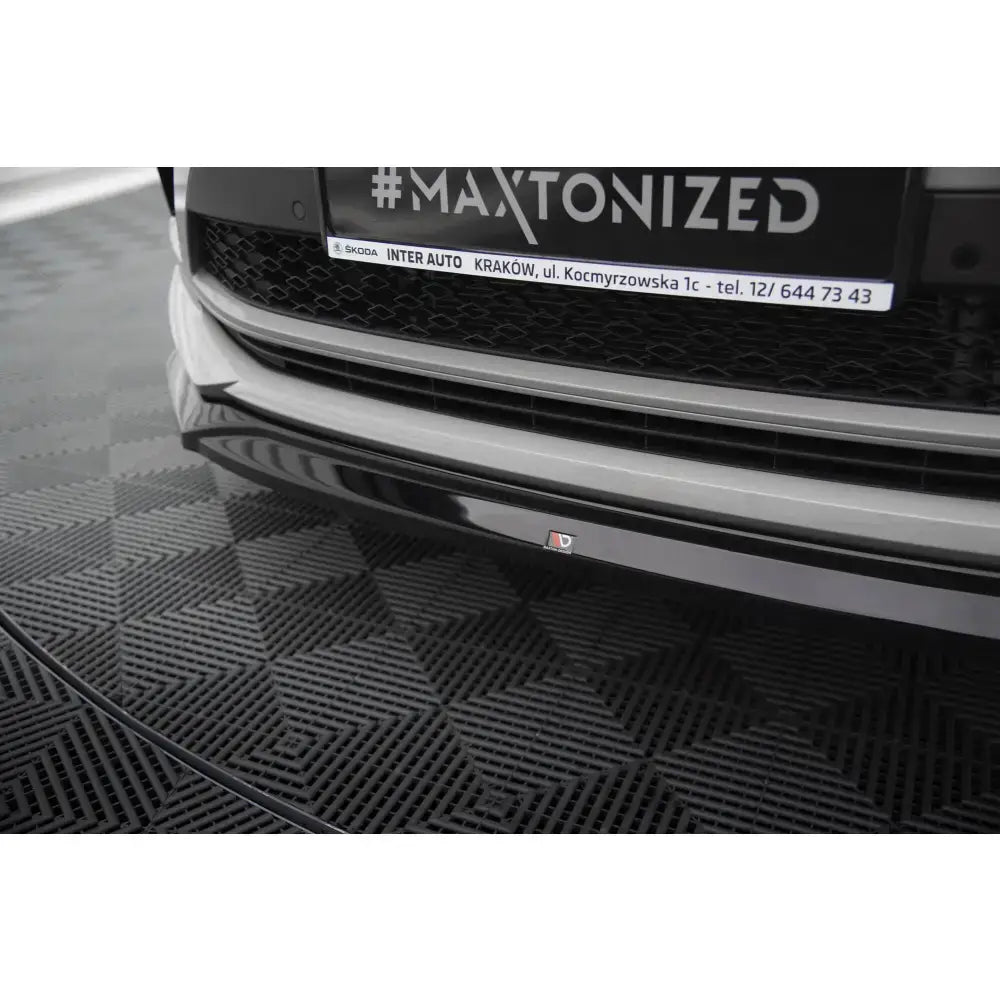 Front splitter til Skoda Kodiaq RS Mk1 Facelift V.1 i sort blank plast sett skrått forfra.