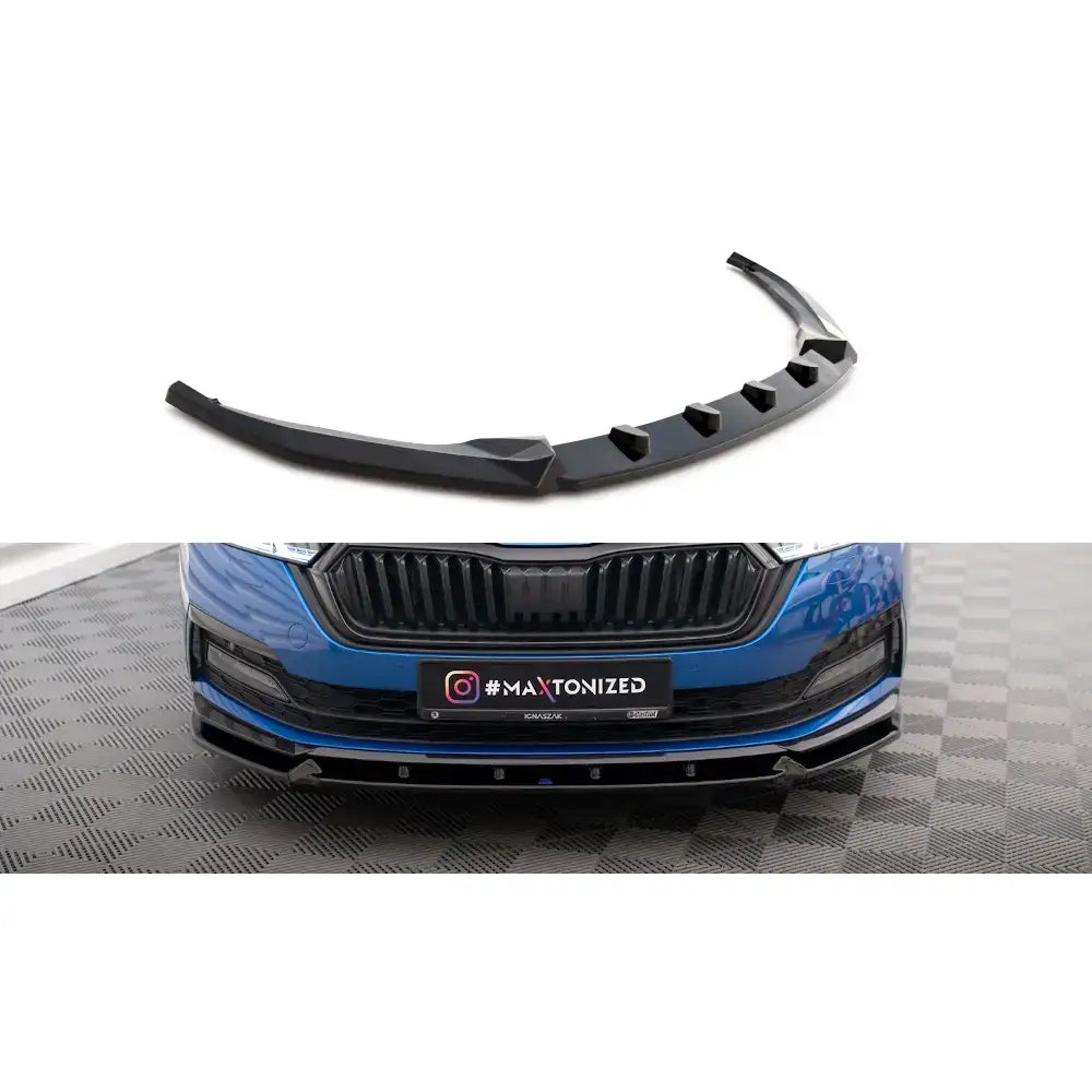 Frontspoiler Skoda Octavia Mk4 V.1 Sportline montert på blå bil med markerte vinkler og aerodynamiske detaljer.