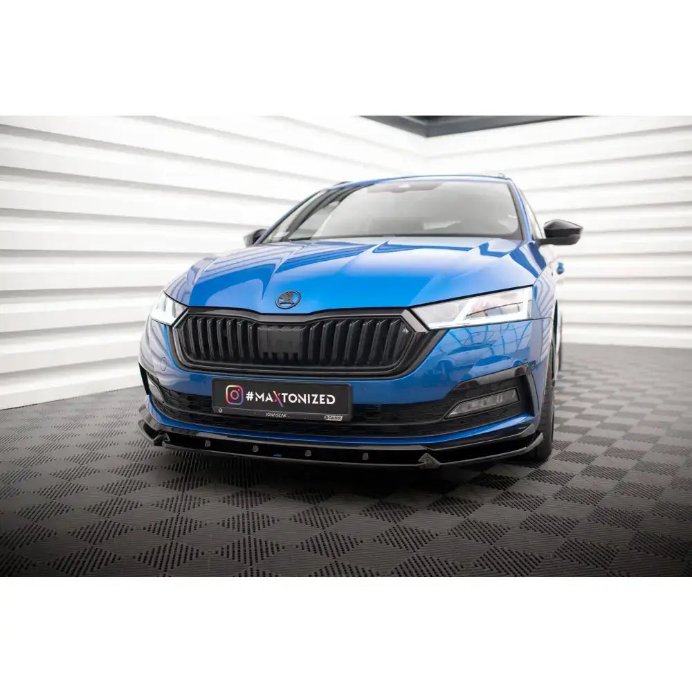 Frontleppe på Skoda Octavia Mk4 V.1 Sportline, blå bil med svart grill og skiltet #MAXTONIZED.