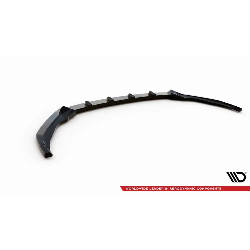 Frontspoiler Skoda Octavia Mk4 V.1 Sportline, svart med markante seksjoner, sett i skrått fugleperspektiv.