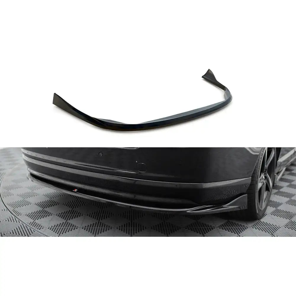 Frontspoiler Toyota GR86 Mk1 V.2 i sort glanset finish, vist montert forfra på bil med sportslig preg.