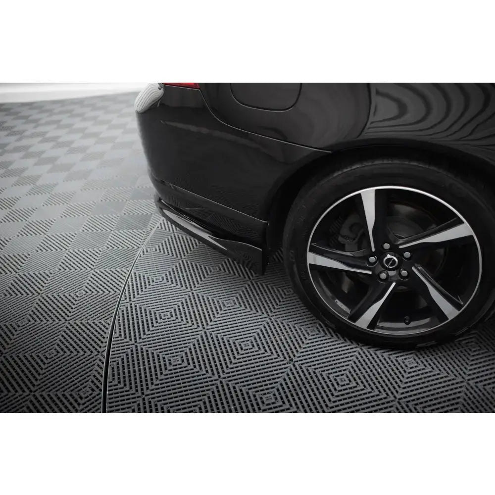 Front splitter på Toyota GR86 Mk1 V.2 nær bakhjul og aluminiumsfelg, parkert på rutemønstret gulv.