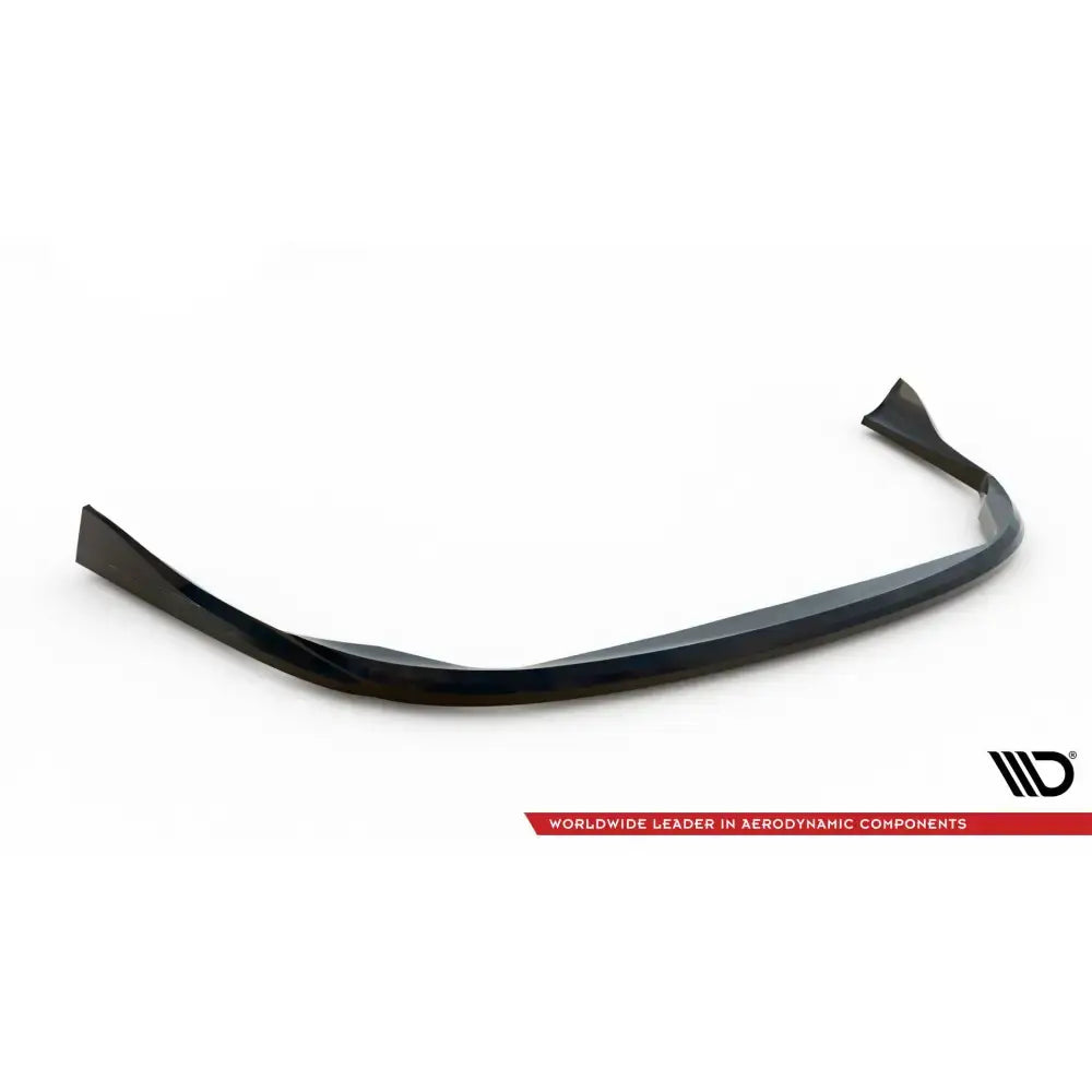 Front lip til Toyota GR86 Mk1 V.2, sort og glanset, buet med opphøyde hjørner, sett skrått forfra.