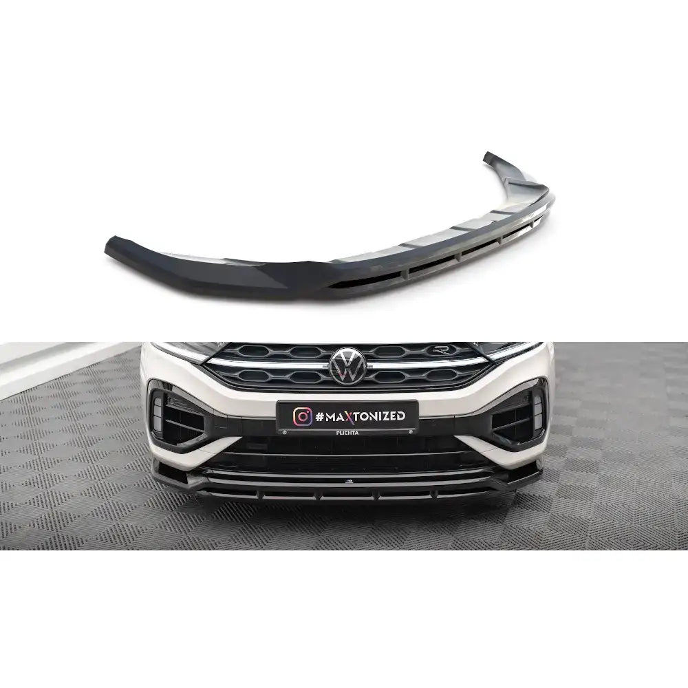 Frontspoiler Volkswagen T-Roc R Mk1 Facelift V.2 i svart plast med aerodynamisk design montert på hvit bil.