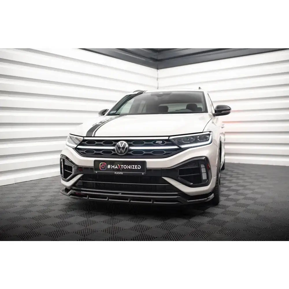 Frontleppe Volkswagen T-Roc R Mk1 Facelift V.2 på hvit SUV med sorte detaljer og svarte felger innendørs.