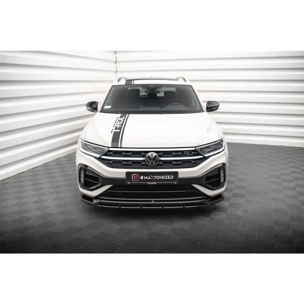 Spoiler på Volkswagen T-Roc R Mk1 Facelift V.2, hvit SUV med svart stripe og sporty grill, frontvisning.