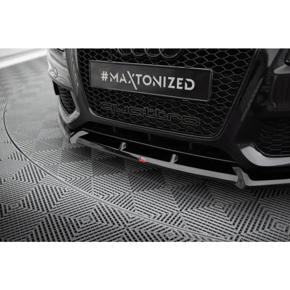 Front splitter Audi S5 / A5 S-Line 8T V.2 i sort med blank finish og vertikale finner, nærbilde.