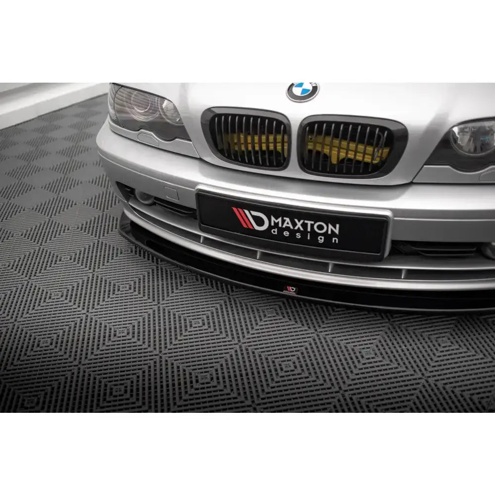 Front splitter på BMW 3 Coupe E46 med svart plastleppe, gule lykter og Maxton Design-logo på skiltet.