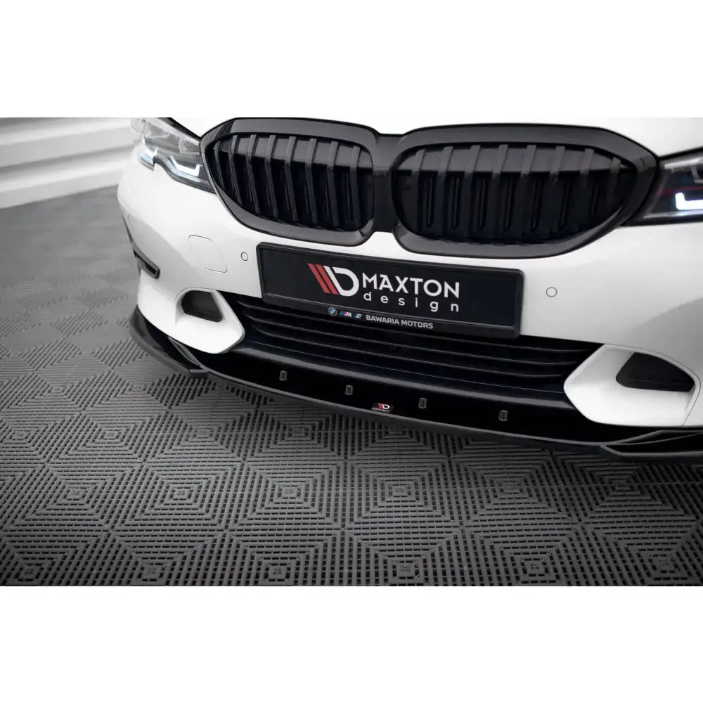 Front splitter på BMW 3 G20/G21 V.2 Sport Line med blank svart finish under grillen.