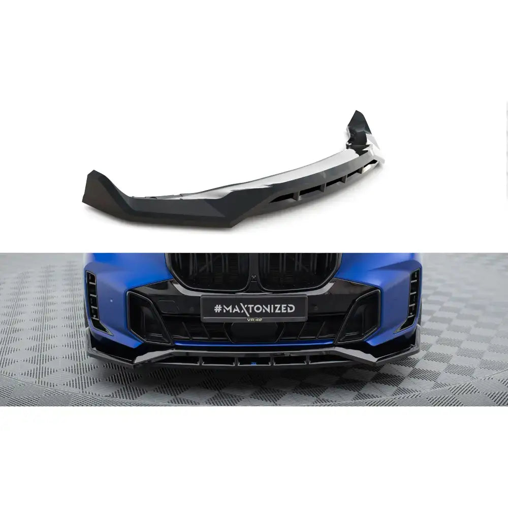 Frontspoiler BMW X5 M-Pack G05 Facelift V.2 i sort plast montert på blå bil, sett fra skrå vinkel.