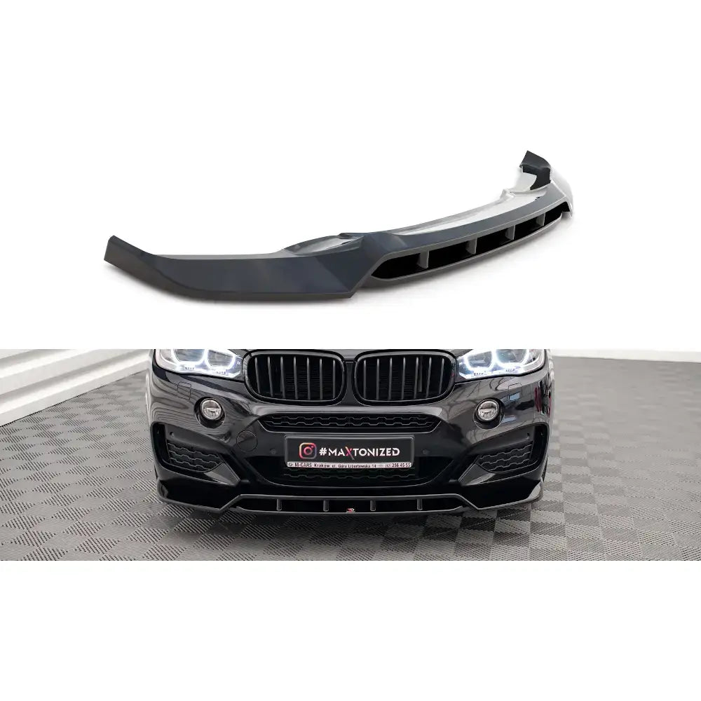 Frontspoiler BMW X6 F16 V.2 M-Pack i sort plast, vist som produkt og montert på svart bil forfra.
