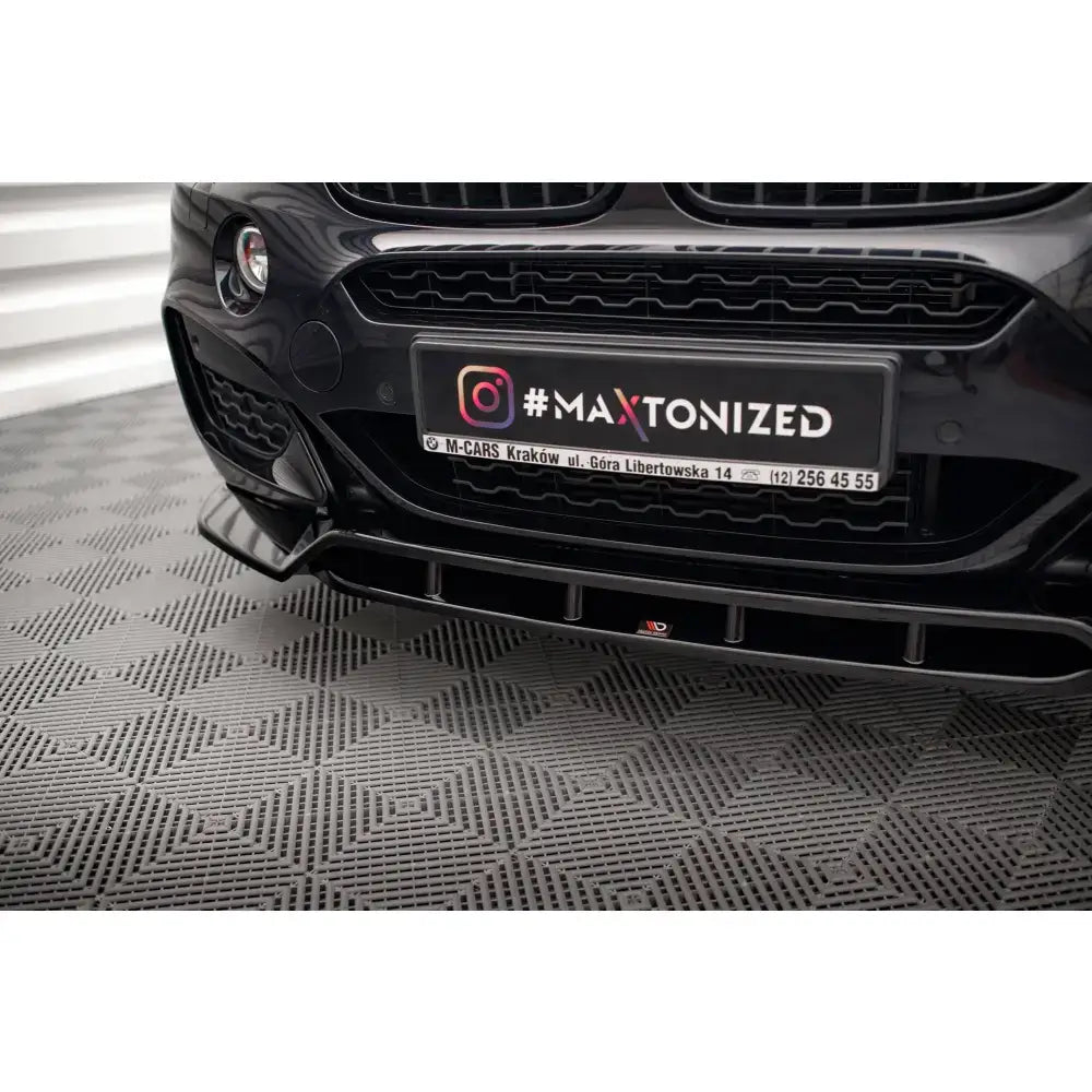 Front splitter på BMW X6 F16 V.2 M-Pack, sort glanset spoiler sett forfra under frontfanger.