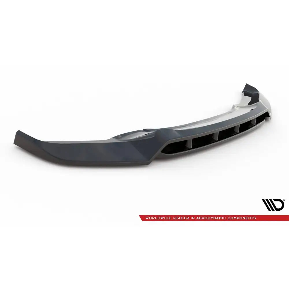 Frontspoiler BMW X6 F16 V.2 M-Pack i sort plast vist skrått ovenfra med luftkanaler og emballasjelogo.