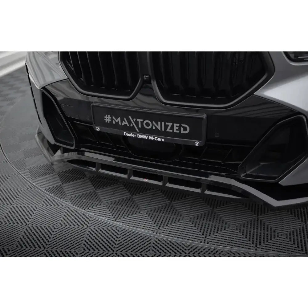 Front splitter BMW X6 M-Pack G06 Facelift V.2 i sort blank plast, nærbilde med grill og #MAXTONIZED-skilt.