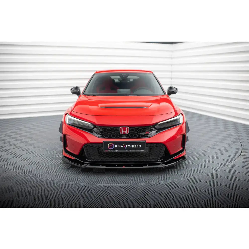 Spoiler på Honda Civic Type-R Mk 11 V.2, rød sportsbil sett forfra med sorte detaljer og lav bakkeklaring.