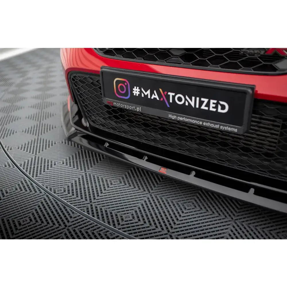 Front splitter på Honda Civic Type-R Mk 11 V.2 med sort grill og synlig skiltholder.