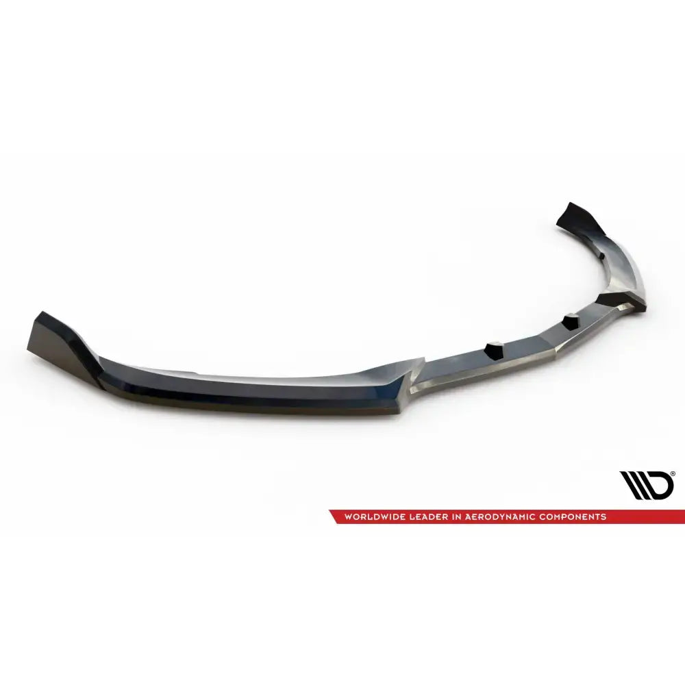 Front lip til Mercedes C63 W205 V.2, svart plast med blank finish, sett fra skrå vinkel.