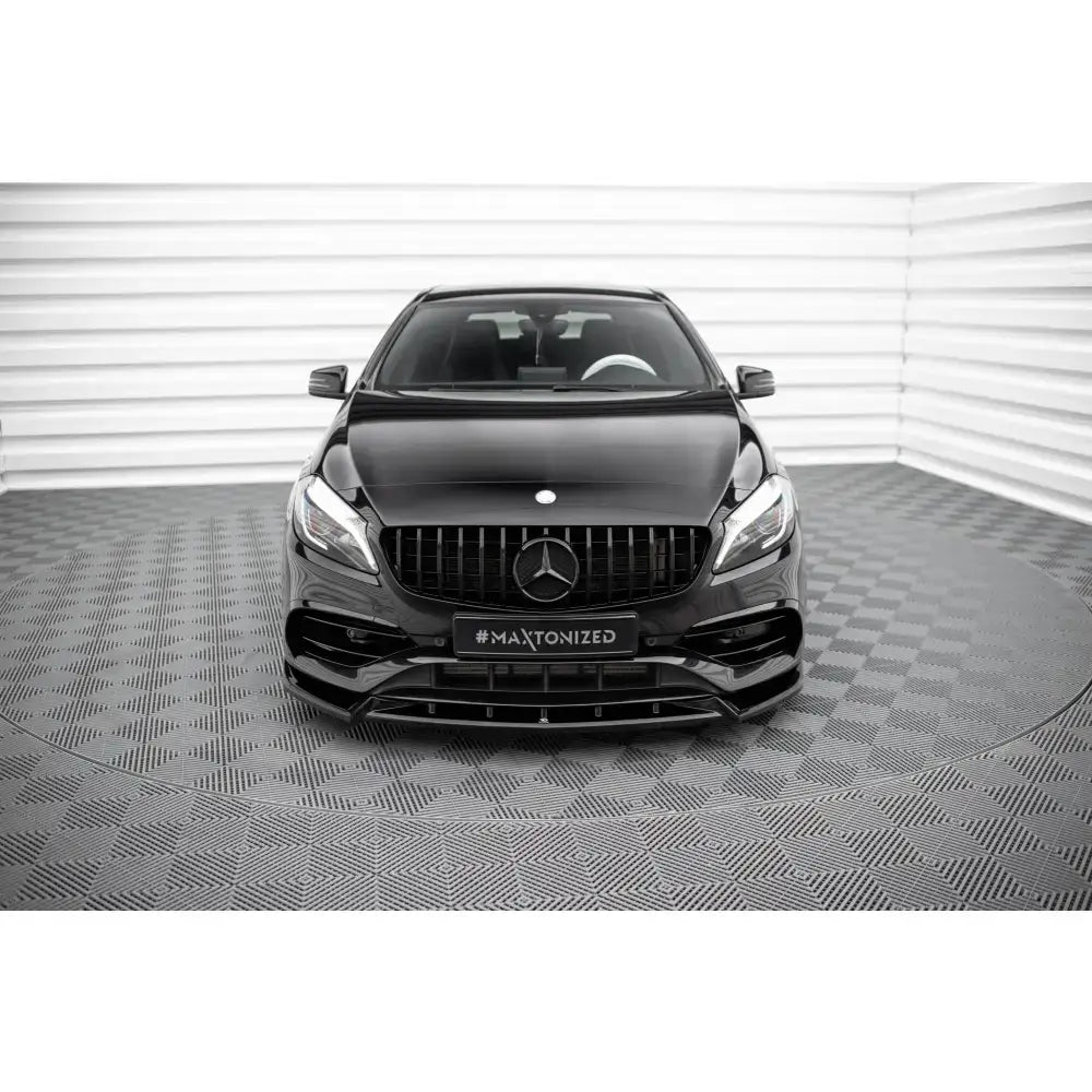 Spoiler til Mercedes AMG-Line W176 Facelift V.2 montert på svart bil sett forfra i lyst rom.