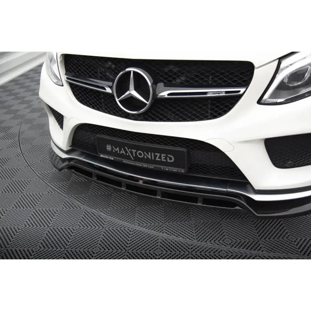 Front splitter på hvit Mercedes GLE Coupe 43 AMG med svart frontgrill og detaljerte luftinntak.