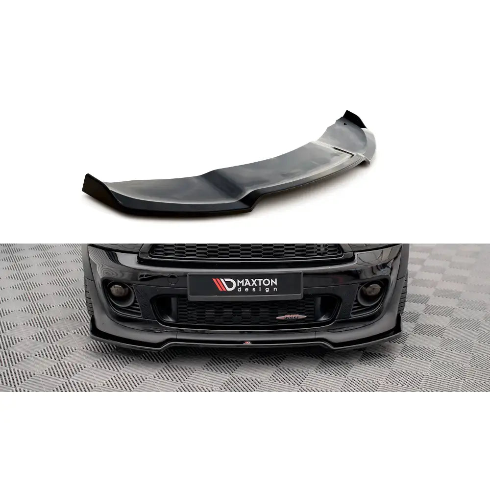 Frontspoiler til Mini Cooper John Cooper Works R56 V.2 i svart plast, vist fra skrå front mot hvit bakgrunn.